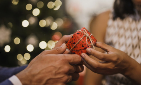 Un bărbat care vrea să-și ceară iubita în căsătorie de Crăciun refuză să-i cumpere alte cadouri. A fost taxat imediat de utilizatori