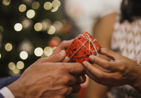 Un bărbat care vrea să-și ceară iubita în căsătorie de Crăciun refuză să-i cumpere alte cadouri. A fost taxat imediat de utilizatori