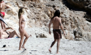 “Nu cred în rușinea legată de vârstă sau de corp”. Heidi Klum a renunțat la sutienul costumului de baie și s-a relaxat alături de soț