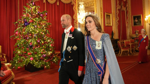 Kate și William, ca desprinși dintr-un basm de iarnă. Prințesa radiază în noul portret oficial al cuplului, prințul, fermecat de ea