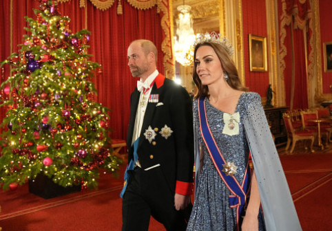 Kate și William, ca desprinși dintr-un basm de iarnă. Prințesa radiază în noul portret oficial al cuplului, prințul, fermecat de ea