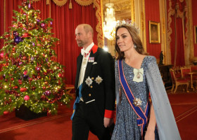 Kate și William, ca desprinși dintr-un basm de iarnă. Prințesa radiază în noul portret oficial al cuplului, prințul, fermecat de ea