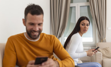 A aflat că soțul o înșală, dar i-a permis în continuare să facă acest lucru. Motivul care a făcut-o pe femeie să accepte infidelitatea