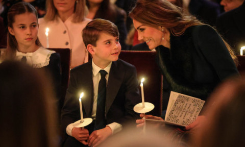 Prințul Louis, copia fidelă a lui Kate Middleton, a fost în centrul atenției la slujba de Crăciun. Momentul lor a devenit viral