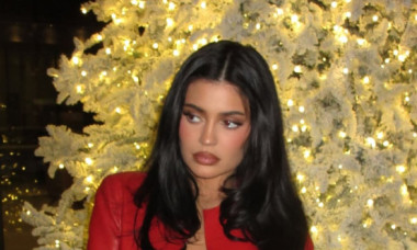 Kylie Jenner, în jachetă mulată și descheiată, luată pe pielea goală. A vrut să-și arate bradul, dar toți ochii au fost pe ea