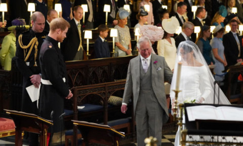 Meghan Markle l-a lăsat fără cuvinte pe regele Charles în ziua nunții ei cu prințul Harry. Ce i-a spus înainte să o conducă la altar