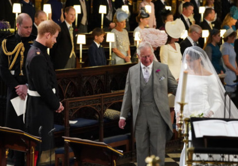 Meghan Markle l-a lăsat fără cuvinte pe regele Charles în ziua nunții ei cu prințul Harry. Ce i-a spus înainte să o conducă la altar