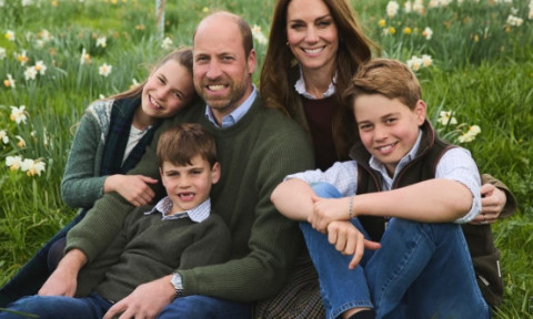 Împreună de Crăciun. Prințul și prințesa de Wales, alături de copiii lor, într-o adorabilă felicitare. Luminoși, zâmbitori și relaxați