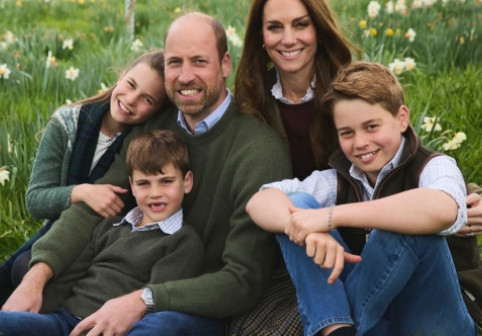 Împreună de Crăciun. Prințul și prințesa de Wales, alături de copiii lor, într-o adorabilă felicitare. Luminoși, zâmbitori și relaxați