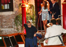 Amal Clooney a cucerit din nou Veneția, acum într-o rochie mini cu franjuri. De pe covorul roșu al festivalului, la cina cu George