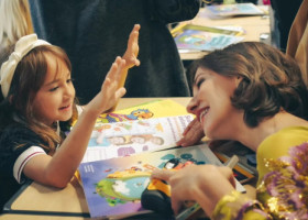 Dana Rogoz abia și-a stăpânit lacrimile în prima zi de școală a fetei ei: "Mi-e puțin frică, mama". Vedetele, copleșite de emoții