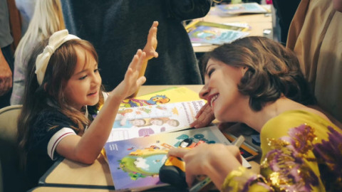 Dana Rogoz abia și-a stăpânit lacrimile în prima zi de școală a fetei ei: "Mi-e puțin frică, mama". Vedetele, copleșite de emoții