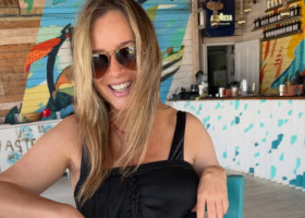 Laura Cosoi în costum de baie, la o lună după naștere. Actrița a plecat la mare după botezul celei de-a cincea fiice