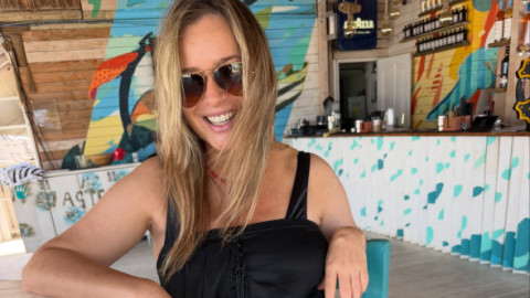 Cum arată Laura Cosoi în costum de baie, la o lună după naștere. Actrița a plecat la mare după botezul celei de-a cincea fiice
