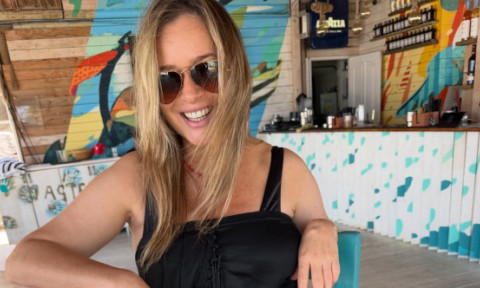 Laura Cosoi în costum de baie, la o lună după naștere. Actrița a plecat la mare după botezul celei de-a cincea fiice