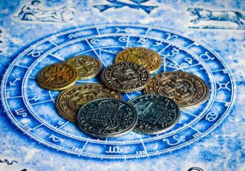 Zodiile care atrag bani și oportunități începând cu 8 aprilie. Luna în Săgetător aduce noroc nebănuit în plan financiar