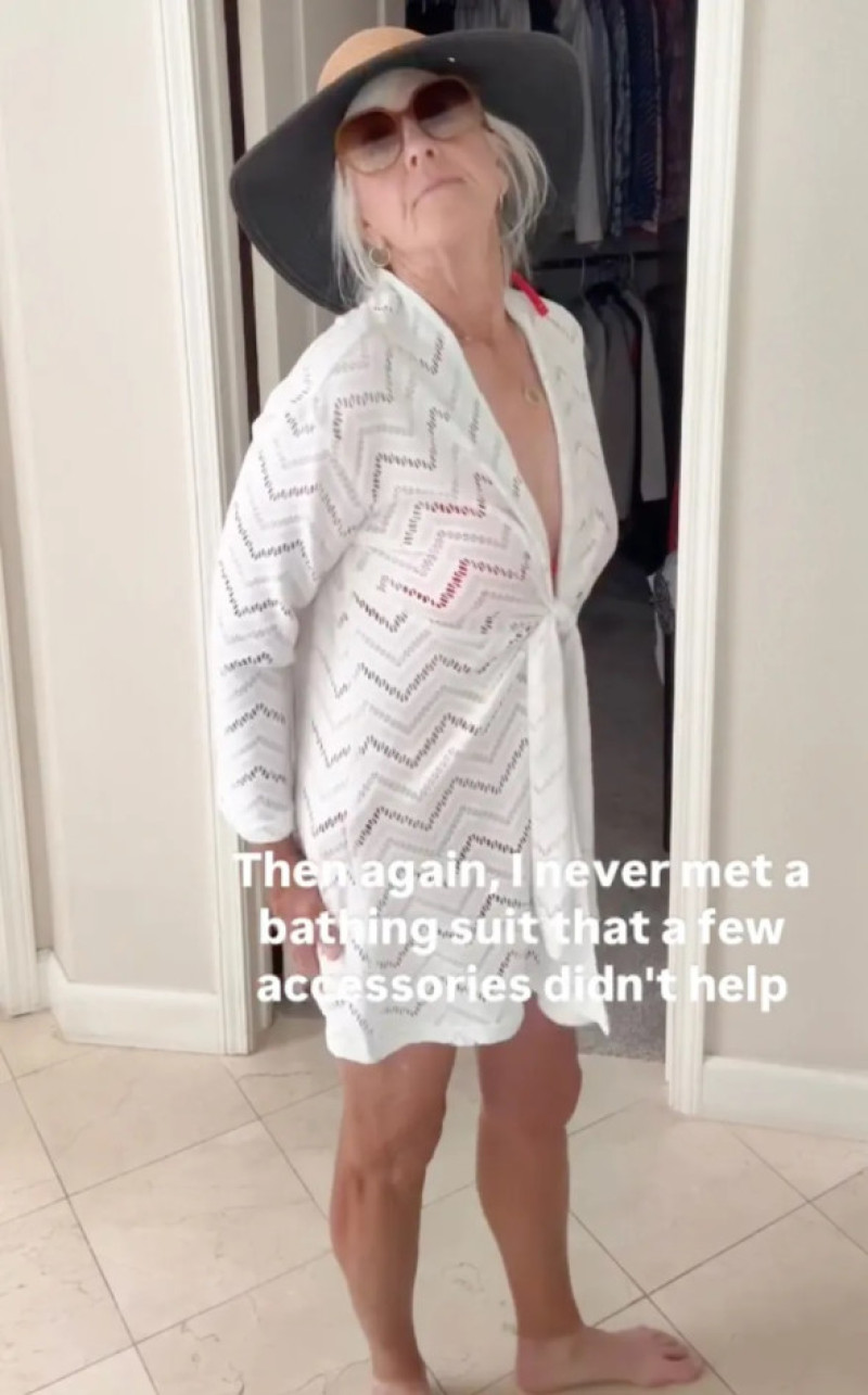 O bunică a îmbrăcat un costum din două piese la 70 de ani