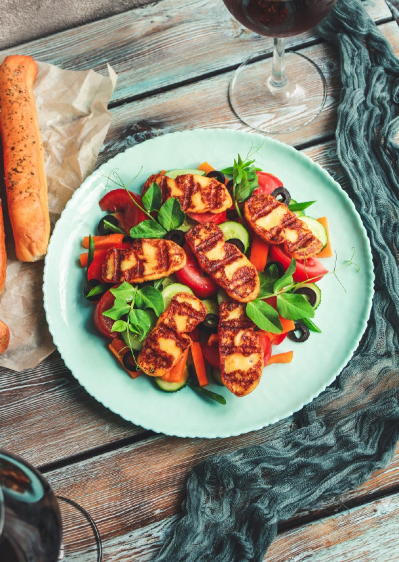 Salată caldă cu halloumi și legume coapte