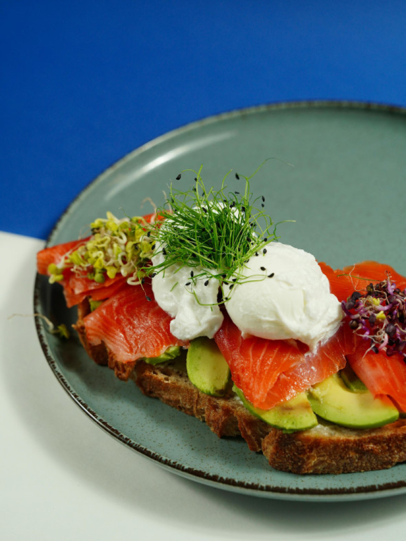 Toast cu avocado, ou poșat și somon afumat
