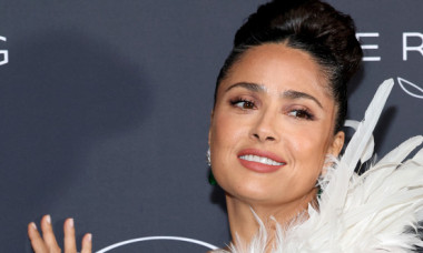 Salma Hayek, superbă la Cannes, în rochie cu pene. Și-a afișat fără rețineri firele albe din păr și s-a sărutat pasional cu soțul