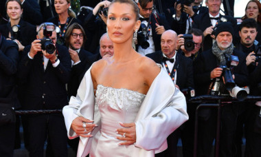 Bella Hadid, provocatoare pe un iaht de lux în sudul Franței. A făcut yoga într-un costum de baie minuscul