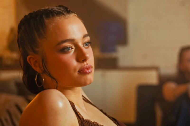 Shiloh Jolie, 19 ans, ressemble à sa mère Angelina dans une apparition surprise dans le teaser du clip officiel du prochain single de la star de K-pop Dayoung, "What’s a girl to do"