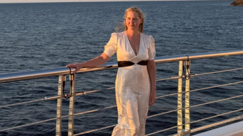 Amy Schumer, în costum de baie în Mallorca, în vacanță de ziua ei. A împlinit 45 de ani și e mai în formă și mai fericită ca oricând