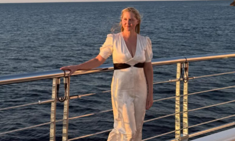 Amy Schumer, în costum de baie în Mallorca, în vacanță de ziua ei. A împlinit 45 de ani și e mai în formă și mai fericită ca oricând