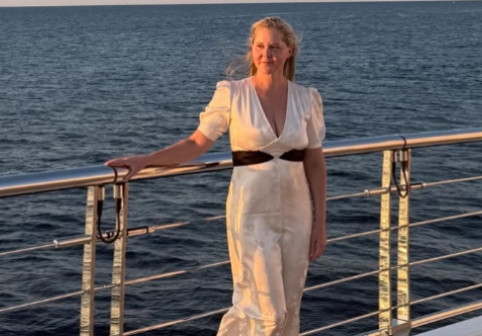 Amy Schumer, în costum de baie în Mallorca, în vacanță de ziua ei. A împlinit 45 de ani și e mai în formă și mai fericită ca oricând