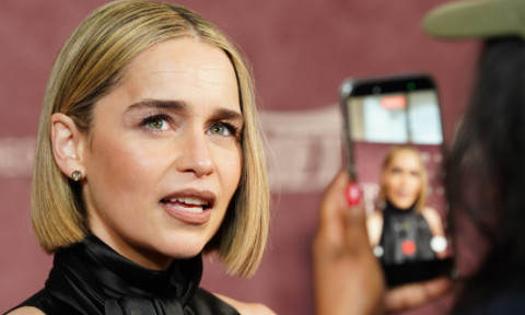 "Ani la rând am simțit că am păcălit moartea și că va veni să mă găsească". Emilia Clarke, despre lupta care i-a schimbat viața