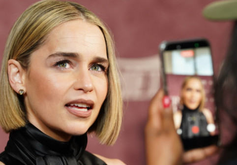 "Ani la rând am simțit că am păcălit moartea și că va veni să mă găsească". Emilia Clarke, despre lupta care i-a schimbat viața