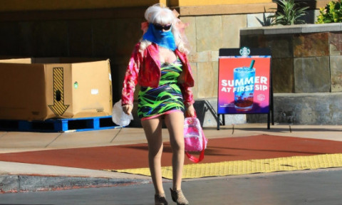 Cine e blonda de 75 de ani care apare prin L.A. în mașini roz și rochii mulate. Angelyne, prima femeie "faimoasă pentru că e faimoasă"