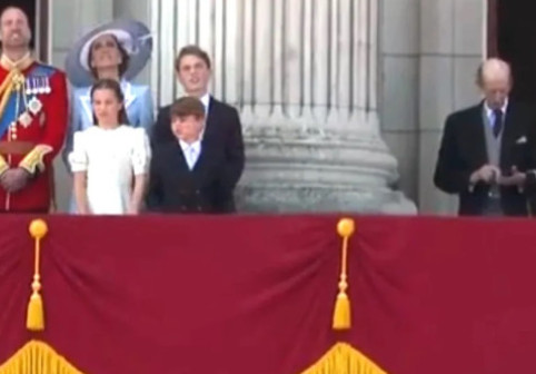 Cine este prințul care a încălcat una dintre cele mai vechi reguli ale Casei Regale. Gestul făcut la Trooping the Colour