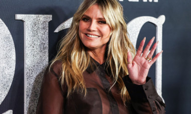 Heidi Klum, mai îndrăzneață ca niciodată. Vedeta a aparut într-un videoclip muzical acoperită doar cu o haină de blană