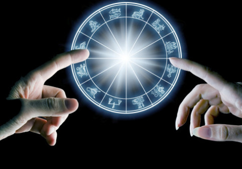 Horoscop luna ianuarie 2026. Fecioarele se exprimă liber și se bucură de viață, Săgetătorii își redefinesc prioritățile financiare