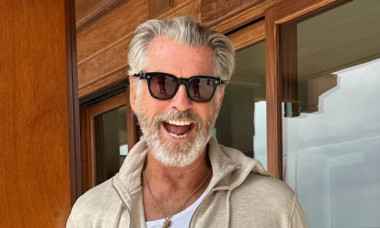 "James Bond!". Pierce Brosnan, cordial cu fanii pe care i-a întâlnit în fața impresionantei lui vile de 100 de milioane de dolari