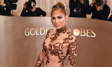 Jennifer Lopez, seducătoare la Globurile de Aur 2026. Și-a etalat abdomenul sculptat într-o rochie transparentă
