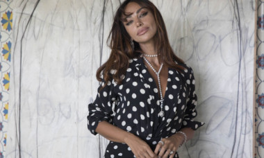 Mama Mădălinei Ghenea, pozată de paparazzi în Milano. I-a fost alături fiicei celebre într-un moment dificil, la tribunal