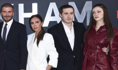 Moment stânjenitor între Brooklyn Beckham, mama și soția lui, pe covorul roșu. Imaginile au devenit virale după dezvăluirile tânărului