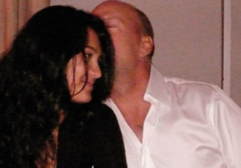 Bruce Willis nu are habar că suferă de demență. Soția lui e “cu adevărat recunoscătoare că nu știe”: “Ne-am adaptat împreună cu el”