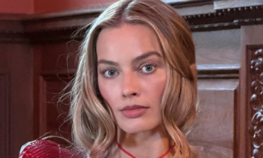 Margot Robbie, de senzație într-un corset cu imprimeu de piele de șarpe, asortat cu o fustă minusculă. Inspirația din spatele ținutei