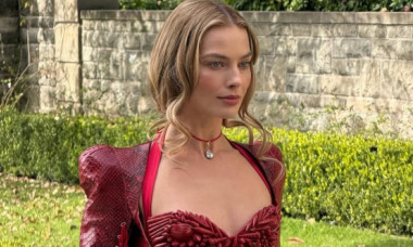 Margot Robbie, în cea mai scurtă fustă din piele și un corset lipit de corp. Picioare perfecte și siluetă ca trasă prin inel