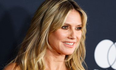 VIDEO Heidi Klum, într-o rochie atât de strâmtă încât abia a putut păși. Ținuta din latex de culoarea pielii a creat o iluzie optică