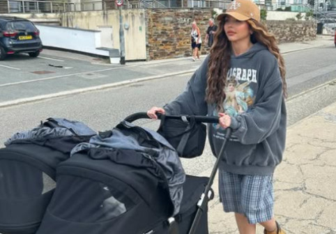 Solista ale cărei fiice suferă de o boală rară dă totul pentru ele: "Ni s-a spus că s-ar putea să nu trăiască mai mult de doi ani"