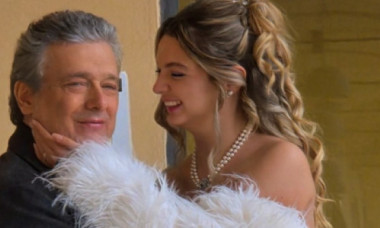 I-ar putea fi bunic, dar i-a devenit mire. O tânără și fostul ei profesor, cu 40 de ani mai mare, s-au căsătorit: "O legătură profundă"