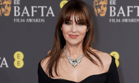 Monica Bellucci, pe covorul roșu la premiile BAFTA, într-o rochie care i-a îmbrățișat perfect silueta. „O femeie superbă!”