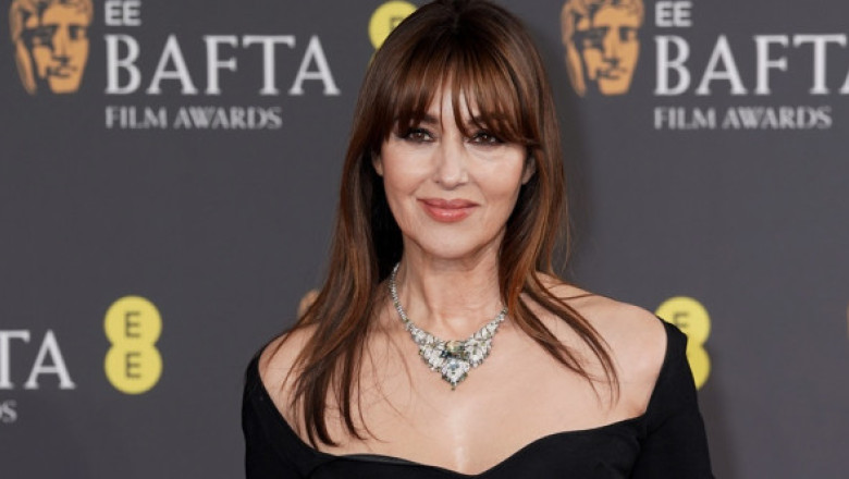 Monica Bellucci, pe covorul roșu la premiile BAFTA, într-o rochie care i-a îmbrățișat perfect silueta. „O femeie superbă!”