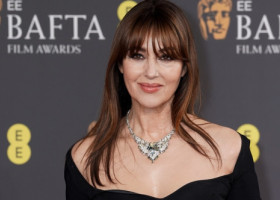 Monica Bellucci, pe covorul roșu la premiile BAFTA, într-o rochie care i-a îmbrățișat perfect silueta. „O femeie superbă!”