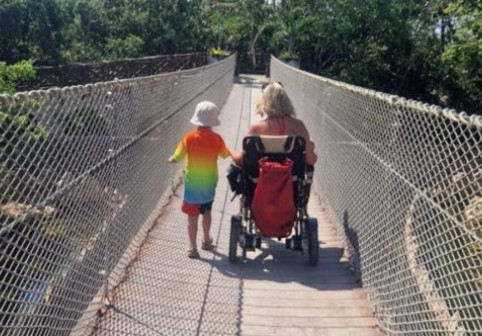 A crezut că are gripă, dar a ajuns în scaun rulant. Diagnosticul a lovit-o "ca un tren": "Nu pot fi mama sau soția care aș vrea să fiu"