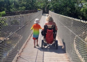 A crezut că are gripă, dar a ajuns în scaun rulant. Diagnosticul a lovit-o "ca un tren": "Nu pot fi mama sau soția care aș vrea să fiu"